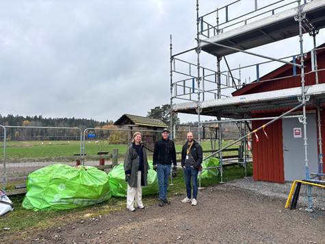 En bild som visar himmel, utomhus, klädsel, gräs